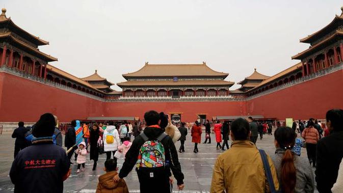 Sejumlah pengunjung berjalan di Forbidden City atau Kota Terlarang di Beijing, (7/3). Kota Terlarang, merupakan istana terisolasi kaisar Qing dan Dinasti Ming China untuk tempat wisata utama yang terletak di pusat ibu kota. (AP Photo/Aijaz Rahi)