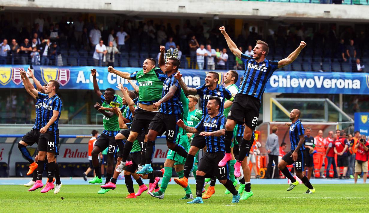 Pemain Inter merayakan kemenangan atas Chievo dalam lanjutan Serie A Italia di Stadion Marc Antonio Bentegodi, Verona, Minggu (20/9/2015). (EPA/Filippo Venezia)