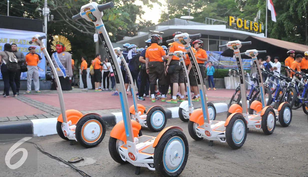 Sebanyak 7 segway yang siap dipakai Polwan Polda Metro Jaya di kawasan Bundaran HI Jakarta Minggu (13/9/2015). Mereka yang tergabung dalam Direktorat Pengaman Objek vital siap mengamankan jalannya car free day. (Liputan6.com/Gempur M Surya)