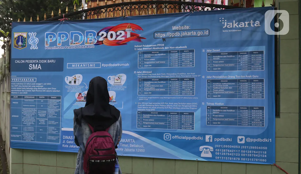 Orang tua murid mencari informasi pengajuan akun untuk mengikuti proses penerimaan Peserta Didik Baru (PPDB) Tahun Pelajaran 2021/2022 di SMA Negeri 87 Jakarta, Senin (7/6/2021).  (Liputan6.com/Herman Zakharia)