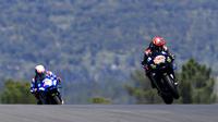 Pembalap Fabio Quartararo mengendarai sepeda motornya diikuti Alex Rins pada pertandingan balap MotoGP Portugal di Sirkuit Algarve International dekat Portimao, Portugal, Minggu (18/4/2021). Fabio Quartararo menjadi juara dan merangsek ke urutan pertama klasemen sementara. (AP Photo/Jose Breton)