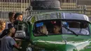 Ketika warga Kuba menghadapi berbagai masalah di negara itu seperti pemadaman listrik, toko-toko yang kosong, dan antrean panjang di hampir semua layanan, mereka juga harus menghadapi kurangnya transportasi umum karena kurangnya bus yang berfungsi dan sedikitnya kendaraan pribadi. (AP Photo/Ramon Espinosa)