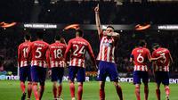 Gelandang Atletico Madrid Saul Niguez melakukan selebrasi usai membobol gawang FC Lokomotiv Moskow saat pertandingan Liga Europa leg pertama di stadion Wanda Metropolitano, Madrid (8/3). Niguez berhasil mencetak gol pada menit ke-22. (AFP/Javier Soriano)