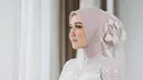 Begitu juga dengan bagian atas dress yang full payet. Membuat aura sang pengantin semakin bercahaya. (Foto: Instagram @rya_baraba)