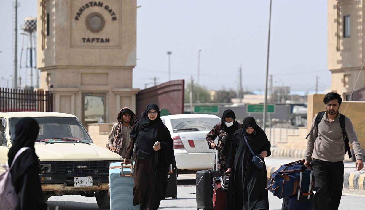 Sejumlah warga Pakistan melintasi perbatasan Taftan pada Selasa 3 Maret 2026. Tampak dalam foto, warga Pakistan berjalan melintasi perbatasan Taftan di provinsi Balochistan, Iran pada Selasa 3 Maret 2026, di tengah serangan Amerika Serikat dan Israel yang terus memanas. (Banaras KHAN/AFP)