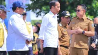 Pj Gubernur Jatim Adhy Karyono (kanan) saat mendampingi Jokowi pada peresmian Inpres  Jalan Daerah Provinsi Jatim Bagian Selatan di Jalan I, Raya Dungus, Krajan II, Mojopurno, Kecamatan Madiun, Kabupaten Madiun. (Istimewa)