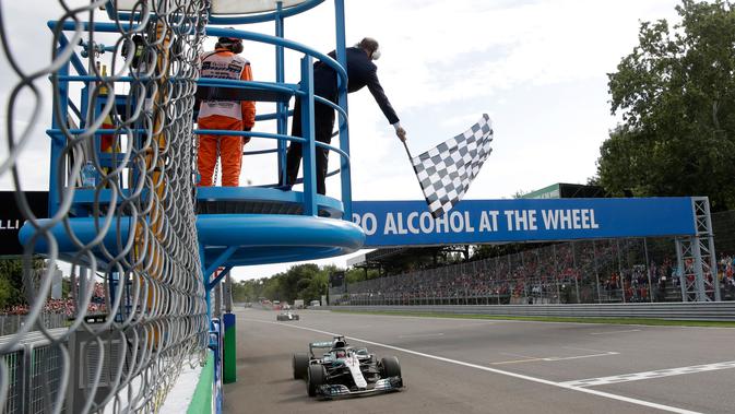 Pembalap Mercedes, Lewis Hamilton memasuki garis finish saat berlaga di GP Italia di Sirkuit Monza di Monza, Italia, (2/9). Saat ini Hamilton menempati urutan pertama klasemen dengan 231 poin. (AP Photo/Luca Bruno/Pool)