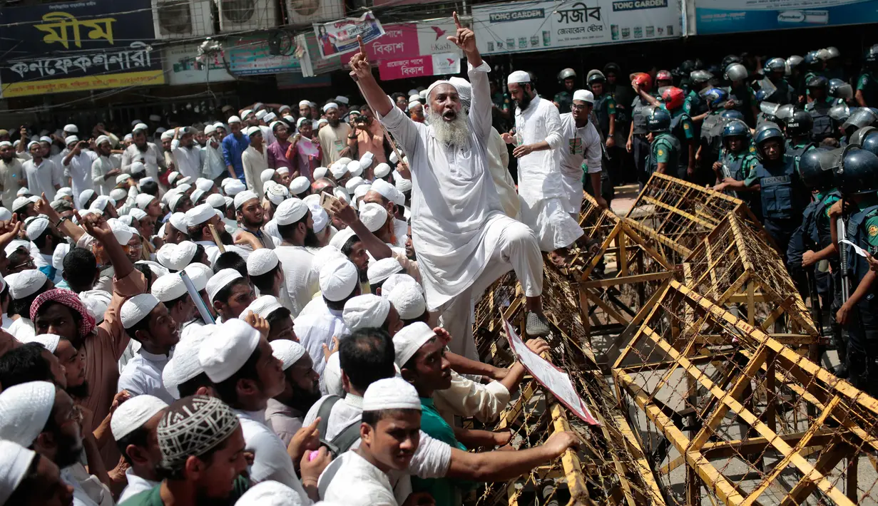 Pendukung garis keras Hefazat-e-Islam menggelar aksi di Kedutaan Besar Myanmar di Dhaka, Bangladesh (18/9). Sejauh ini Bangladesh telah menampung 400 ribu pengungsi Rohingya yang melarikan diri dari Myanmar. (AP Photo / A.M.Ahad)