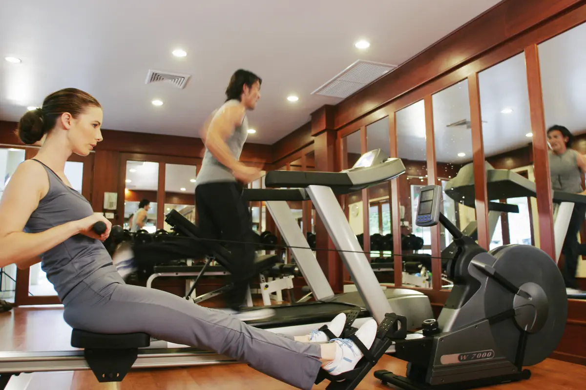 Pilih Olahraga di Tempat Gym atau Rumah? Bandingkan Keuntungannya