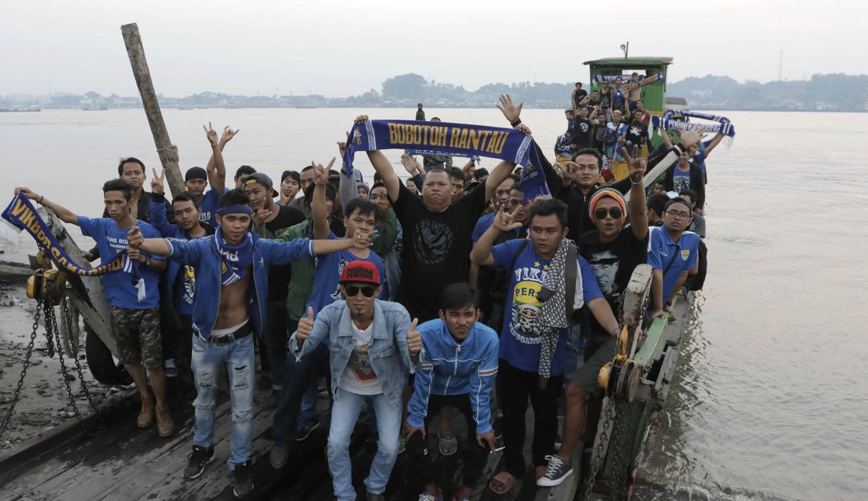 Para Bobotoh foto bersama sebelum turun dari kapal feri yang menyeberangi mereka melintasi Sungai Mahakam. (Bola.com/Vitalis Yogi Trisna)