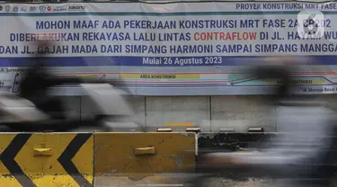 Spanduk pemberitahuan terkait penerapan rekayasa lalu lintas lawan arah atau contraflow terpasang di Jalan Gajah Mada, Jakarta, Kamis (31/8/2023). (Liputan6.com/Herman Zakharia)