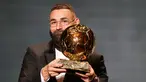 Pemain Real Madrid, Karim Benzema mengangkat trofi Ballon d'Or 2022 di Theater du Chatelet, Paris, Prancis, Senin (17/10/2022). Karim Benzema terpilih sebagai pemenang Ballon d'Or 2022 pada malam penghargaan yang digelar di Theatre du Chatelet, Paris, Perancis, Selasa (18/10/2022) dini hari WIB waktu Indonesia. (AP Photo/Francois Mori)