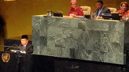 Wapres Jusuf Kalla mewakili Indonesia menyampaikan pidato pada sesi Debat Umum Sidang Majelis Umum PBB ke-72 di New York, Kamis (21/9).  Jusuf Kalla berbicara dalam forum ini dengan mengenakan setelan jas dan kopiah berwarna hitam. (TIM MEDIA WAPRES)