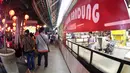 Suporter menonton  sambil menikmati martabak Bandung saat acara nonton bareng Liga Premier Inggris antara Liverpool vs Manchester United di Mall Sumarecon Bekasi, Jawa Barat, Minggu (17/1/2016). (Bola.com/Nicklas Hanoatubun)