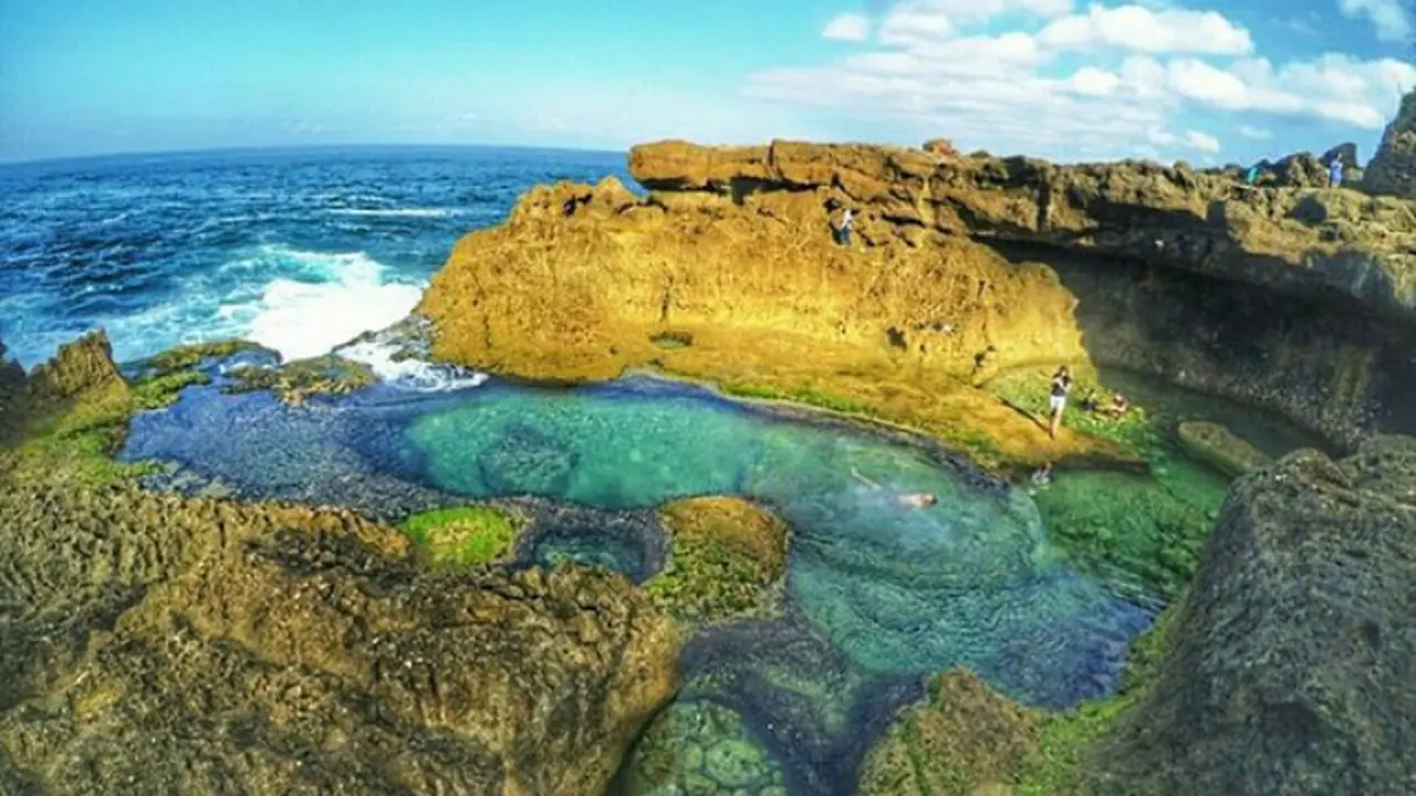 Cakepnya Kolam Alami Pantai Kedung Tumpang, Tulungagung