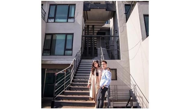 Keduanya tampak mesra saat mengabadikan momen di tempat syuting drakor Her Private Life.