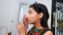 Yunita Siregar saat merias diri jelang syuting Serial Elif Indonesia, Jakarta, Minggu (7/2/2016). Yunita berperan sebagai Iis (Serial Elif Turki adalah Goncha) asisten rumah tangga di kediaman Kenan. (Liputan6.com/Gempur M Surya)