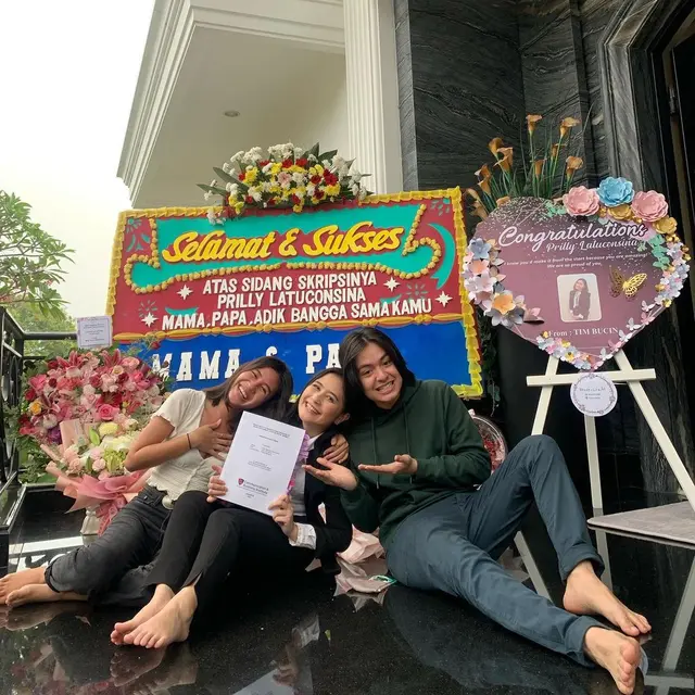 7 Momen Bahagia Prilly Latuconsina Selesai Sidang Skripsi, Banjir Karangan Bunga