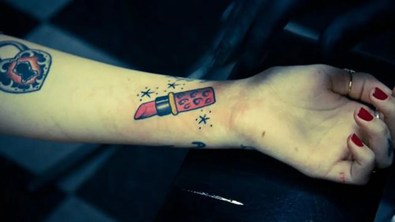 Uniknya Tato Berbentuk Lipstik Ini