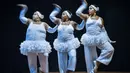 Anggota grup tari Danza Voluminosa saat tengah berlatih di Teater Nasional di Havana, 13 Januari 2016. Jika biasanya penari balet identik dengan wanita bertubuh kurus, grup tari di Kuba ini beranggotakan wanita bertubuh besar. (AFP PHOTO/ADALBERTO ROQUE)
