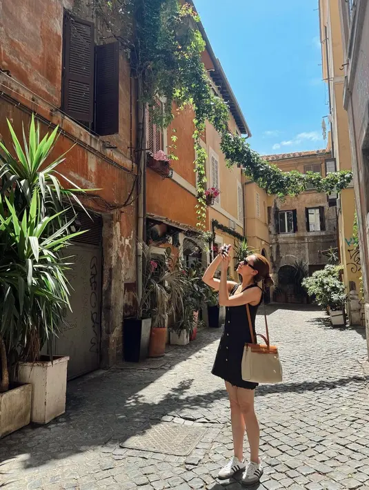 Keduanya kompak mengenakan sunglasses sebagai penyempurna penampilan. [Foto: Instagram/aaliyah.massaid]