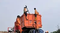 Petugas dari Dinas Lingkungan Hidup Kepulauan Seribu saat mengangkut hamparan sampah yang mengepung pesisir Cilincing, Jakarta Utara, Rabu (28/3). (Merdeka.com/Iqbal S. Nugroho)