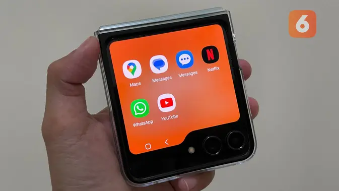 Cover screen Galaxy Z Flip 5 untuk membuka berbagai aplikasi (Liputan6.com/ Agustin Setyo Wardani)