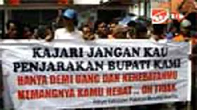 Ribuan pendukung Bupati Pasuruan Dade Angga berunjuk rasa di depan Kantor Kejaksaan Negeri Kota Pasuruan, Jatim. Mereka meminta agar Dade segera dibebaskan dari tahanan.