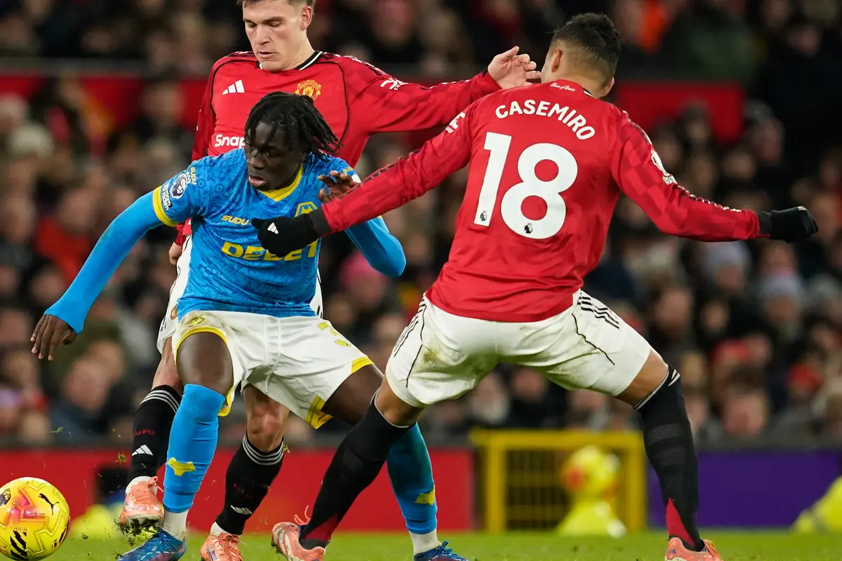 Pemain Wolves, Mateus Mane, berebut bola dengan pemain Manchester United, Manuel Ugarte dan Casemiro