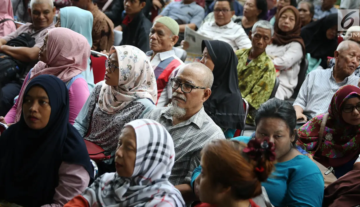 Warga mengikuti kegiatan bakti sosial Operasi Katarak Gratis di Kanwil DJP Wajib Pajak Besar, Jakarta, Sabtu (28/10). Kegiatan ini dilaksanakan dalam rangka memperingati Hari Oeang ke-71 yang jatuh setiap 30 Oktober. (Liputan6.com/Immanuel Antonius)