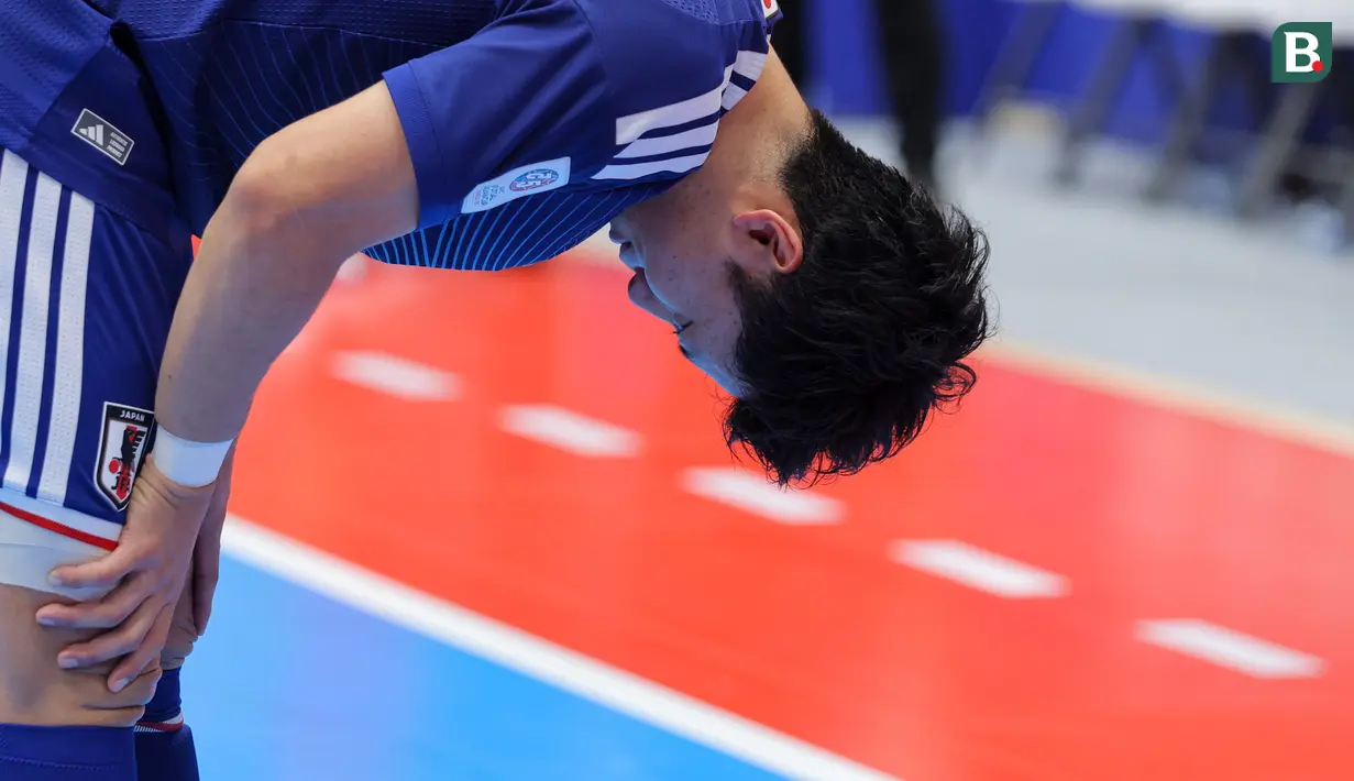 Kapten Timnas Futsal Jepang, Kazuya Shimizu membungkuk untuk meminta maaf kepada para pendukungnya setelah kalah dari Timnas Indonesia dalam laga semifinal Piala Asia Futsal 2026 di Indonesia Arena, Senayan, Jakarta, Kamis (05/02/2026). (Bola.com/Bagaskara Lazuardi)
