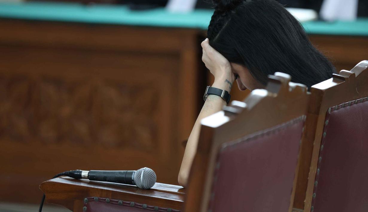 Terdakwa kasus pemerasan dan Tindak Pidana Pencucian Uang (TPPU), Nikita Mirzani saat mengikuti sidang pembacaan putusan di Pengadilan Negeri Jakarta Selatan, Selasa (28/10/2025). (Kapanlagi.com/Budy Santoso)