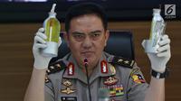 Kadiv Humas Polri Irjen Pol M. Iqbal memperlihatkan barang bukti terkait penangkapan terduga teroris di Jakarta, Jumat (17/5/2019). Irjen Iqbal mengatakan dari 29 yang diamankan pada bulan Mei, sebanyak 18 terduga teroris mempunyai tujuan beraksi pada 22 Mei mendatang. (Liputan6.com/Johan Tallo)