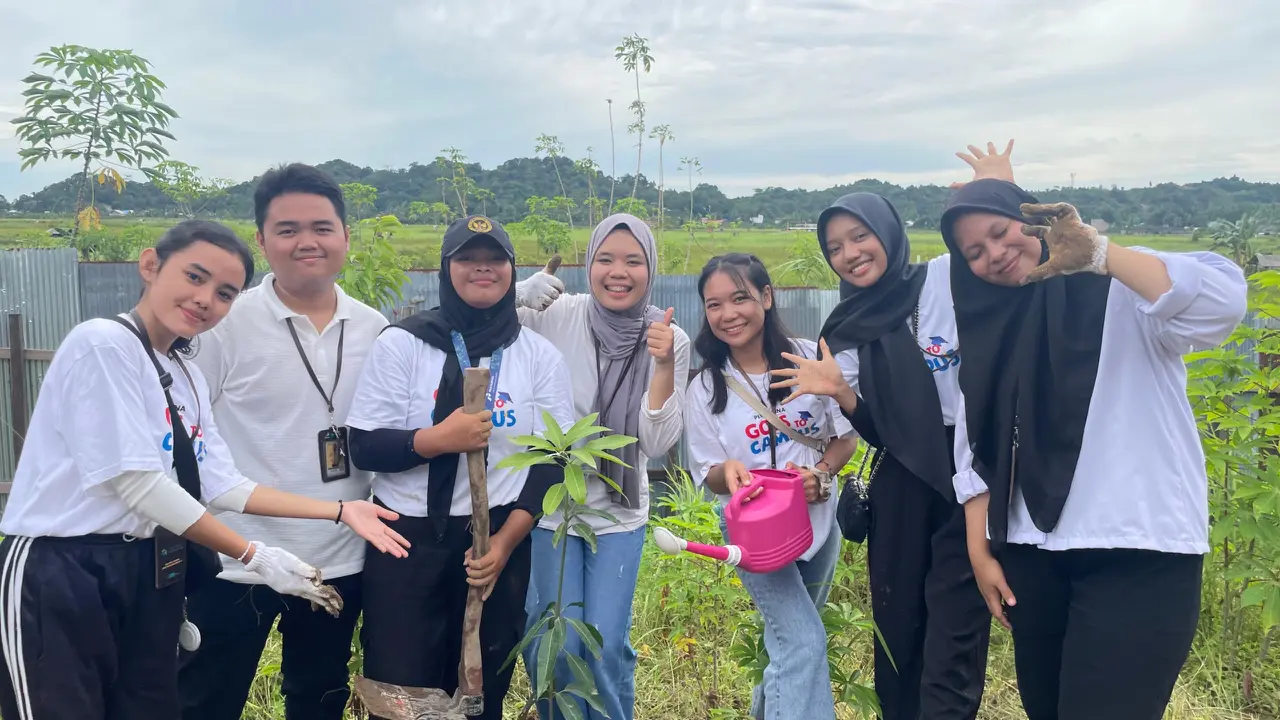 Para penerima Beasiswa Sobat Bumi Kalimantan (BSBK) PT Pertamina Hulu Indonesia (PHI) secara serentak melakukan kegiatan Aksi Sobat Bumi, penanaman pohon dan aksi tuntaskan sampah. (Liputan6.com)