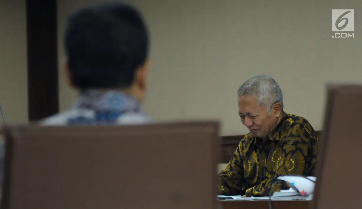 Terdakwa suap perizinan dan pengadaan proyek di lingkungan Ditjen Hubla TA 2016-2017 Antonius Tonny Budiono menyimak keterangan Menhub, Budi Karya Sumadi saat sidang lanjutan di Pengadilan Tipikor, Jakarta, Rabu (28/3). (Liputan6.com/Helmi Fithriansyah)