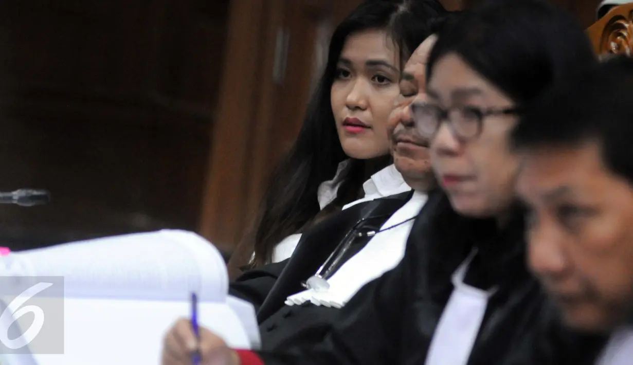 Jessica Kumala Wongso saat mendengarkan saksi ahli Dokter Psikiatri, Natalia Widiasih di PN Jakarta Pusat, Kamis,(18/8). Saksi ahli telah melakukan 5 tahap pemeriksaan kejiwaan Jessica dengan metode multiaksial diagnosis. (Liputan6.com/Helmi Afandi)