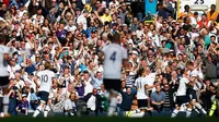 SELEBRASI - Harry Kane melakukan selebrasi dengan cara mengampiri penonton usai mencetak gol ke gawang Tottenham Hotspur, Sabtu (26/9/2015) malam WIB. (AP)
