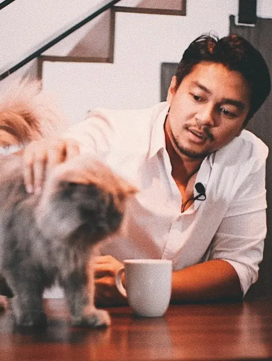 <p>Ini salah satu penampilan Deva Mahenra yang bikin hati kaum hawa adem. Benar gak, girls? (FOTO: instagram.com/devamahenra/)</p>