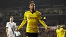 Penyerang Dortmund, Pierre-Emerick Aubameyang, merayakan gol ke gawang Tottenham pada leg kedua babak 16 besar Liga Europa di Stadion White Hart Lane, Inggris, Jumat (18/3/2016) dini hari WIB. Dortmund lolos dengan agregat 5-1. (Reuters/John Sibley)