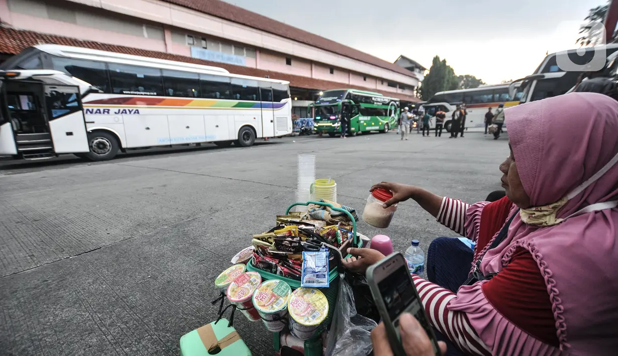 Pedagang berada di Terminal Kampung Rambutan, Jakarta, Senin (18/4/2022). Kepala Terminal Kampung Rambutan Yulza Romadhoni memprediksi harga tiket bus AKAP akan mengalami kenaikan 50 hingga 100 persen dari harga normal yang terjadi H-7 Lebaran. (merdeka.com/Iqbal S. Nugroho)