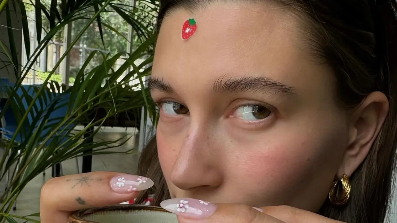 Hailey Bieber Spill Jenis Kelamin Anak Pertamanya dengan Justin Bieber Lewat Tampilan Nail Art