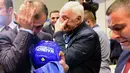 Delegasi sepak bola Kosovo menangis bahagia saat merayakan diterimnya Kosovo sebagai anggota UEFA pada kongres UEFA ke-40 tahun di Hungexpo Fair Center, Budapest, Hungaria, (3/52016). (AFP/Attila Kisbenedek)