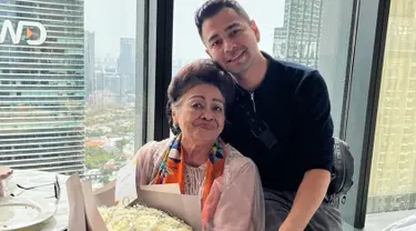 Lewat Instagram pribadinya, presenter kondang itu kerap membagikan momen bersama dengan sang nenek. Begini Momen saat Raffi Ahmad merayakan ulang tahun Mami Popon yang ke-87. Raffi memberikan buket bunga untuk sang nenek.(Liputan6.com/IG/@raffinagita1717)