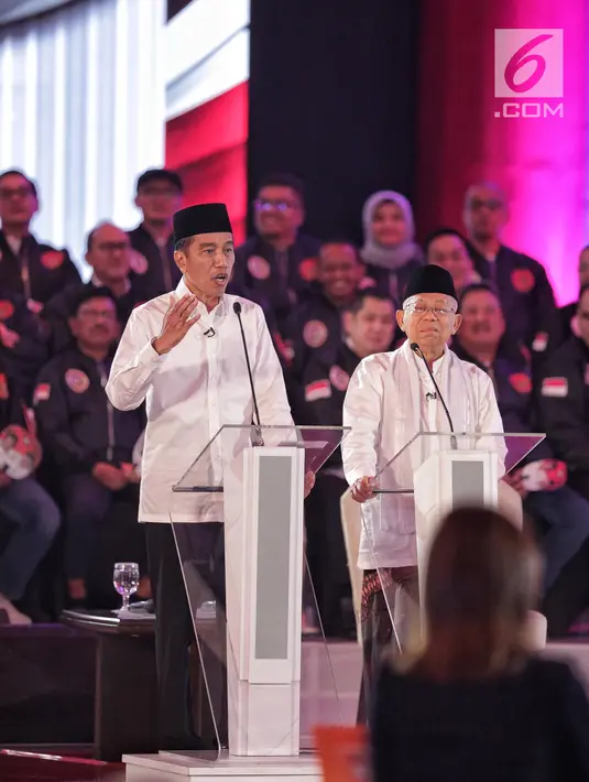 Capres dan Cawapres nomor urut 01 Joko Widodo-Ma'ruf Amin memaparkan visi misi di Debat Capres Pilpres 2019 pertama di Jakarta, Kamis (17/1). Debat perdana ini mengangkat tema hukum, hak asasi manusia, terorisme, dan korupsi. (Liputan6.com/Faizal Fanani)