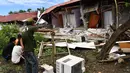 Pemerintah setempat juga memobilisasi berbagai lembaga untuk mencari korban selamat dan memulihkan pasokan listrik dan air. (TED ALJIBE/AFP)
