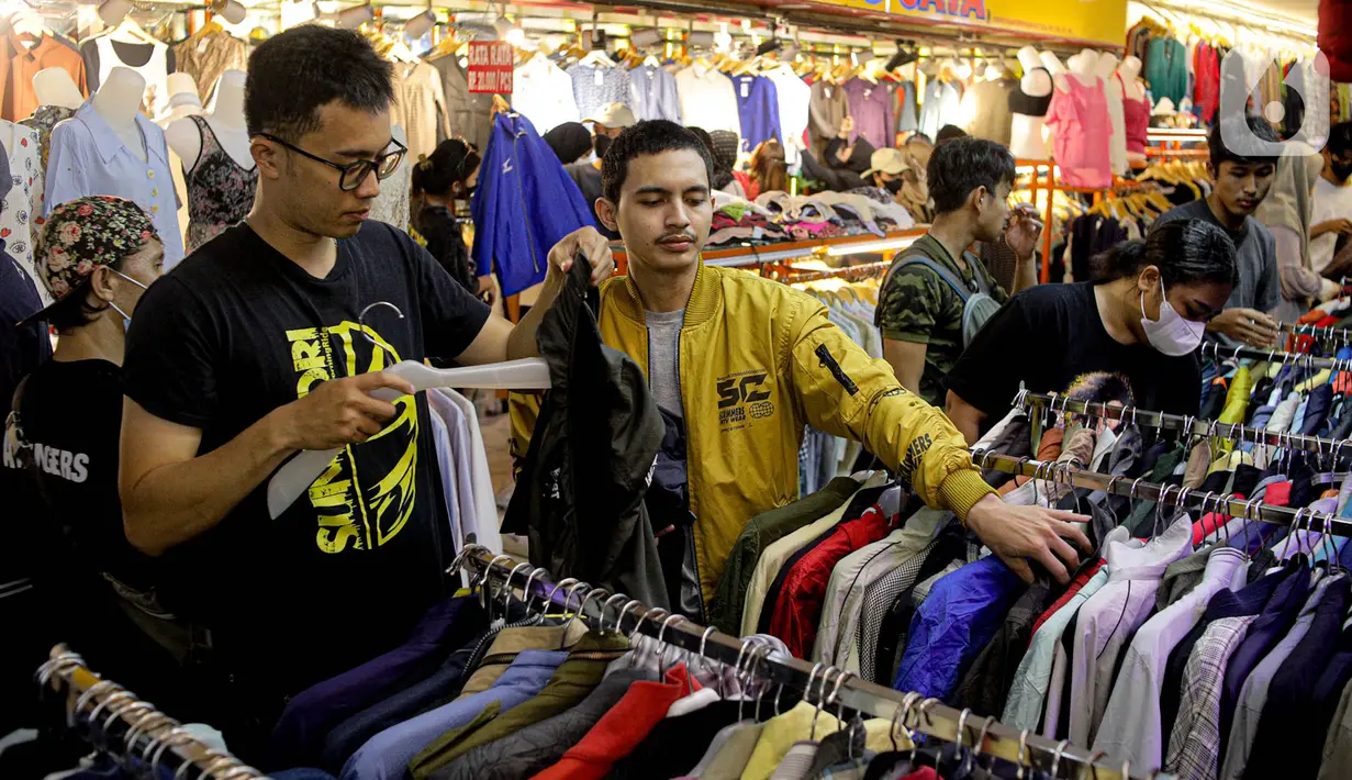 Para calon pembeli memilih pakaian impor bekas di Pasar Senen, Jakarta, Kamis (9/3/2023). Larangan impor baju bekas bertujuan untuk mendukung penggunaan produk lokal dan usaha kecil dan menengah milik masyarakat Indonesia. (Liputan6.com/Faizal Fanani)