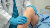 Ilustrasi seseorang sedang knee replacment. (Foto: Shuttertsock)