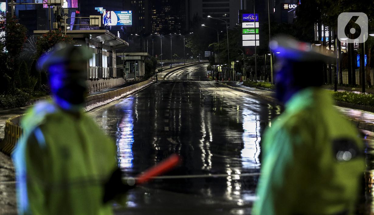 Suasana sepi saat diberlakukannya Car Free Night dan Crowd Free Night di Jalan Sudirman-MH Thamrin, Jakarta (31/12/2020). Jalan Sudirman-MH Thamrin ditutup pada malam pergantian tahun untuk mencegah kerumunan warga. (Liputan6.com/Johan Tallo)