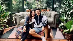 Sebagai pasangan seleb yang sudah membina rumah tangga selama 7 tahun, Marsha Timothy dan Vino G. Bastian masih terlihat mesra di berbagai momen. Pasangan yang menikah 20 Oktober 2012 ini terlihat romantis dengan saling duduk berdekatan seperti ini. (Liputan6.com/IG/@marshatimothy)