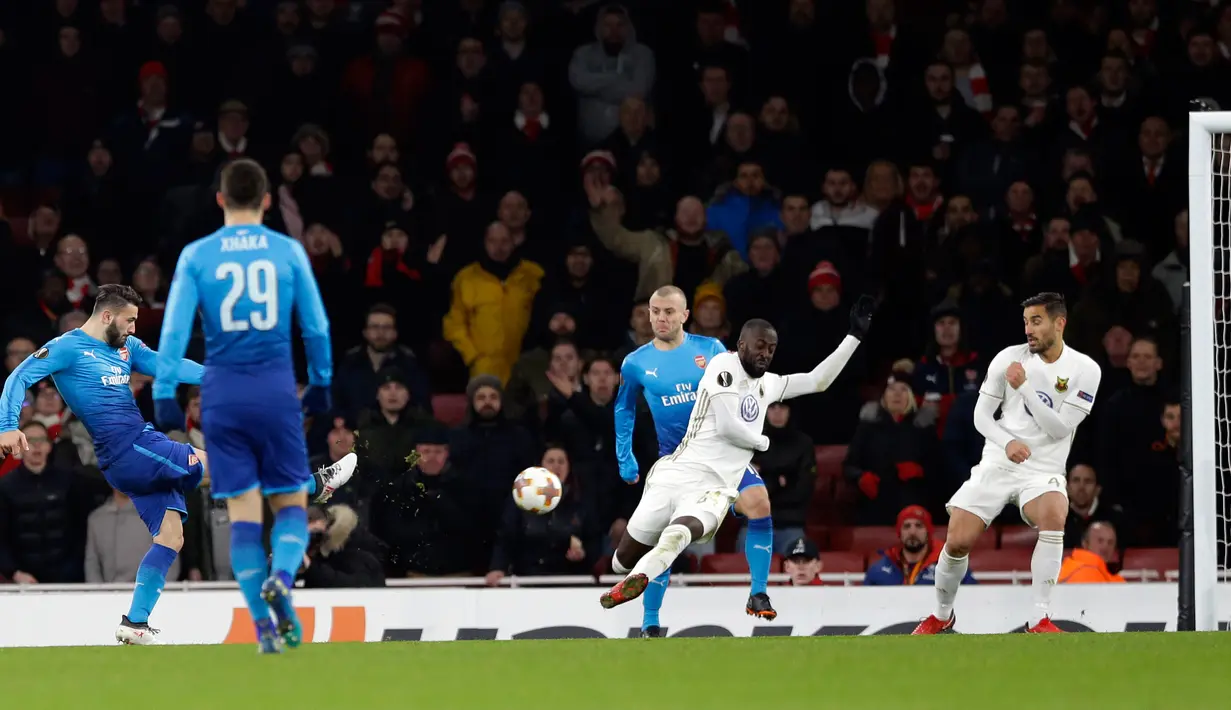 Pemain Arsenal, Sead Kolasinac mencetak gol ke gawang Ostersunds FK pada laga leg kedua 32 Liga Europa 2017-2018 di Stadion Emirates, Kamis (22/2). Kalah dengan skor 1-2 dari Ostersunds, Arsenal tetap melangkah ke babak 16 besar. (AP/Alastair Grant)